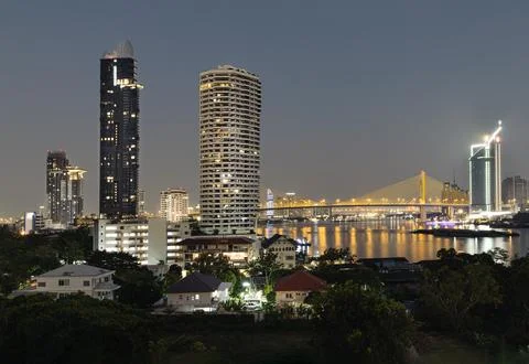 Under a deep indigo night sky, the urban landscape transforms into a dramat.. Foto stock