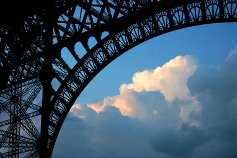 Under eiffel tower at sunset Foto stock