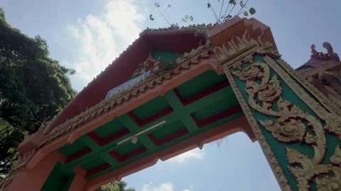 Under the entrance gate of Thai temples there are beautiful Thai patterns. 動画素材 289679302