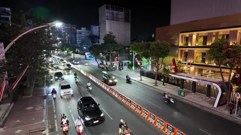 Under the glow of city lights, a bustling nighttime street Vidéo 345156230