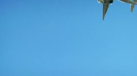 Under a landing airplane 스톡 동영상 874500