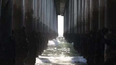 Under pier footage Vídeos de archivo 166805502