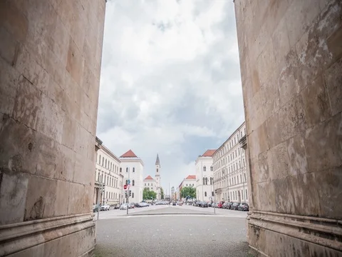 Under Siegestor (kings square) in Munich time lapse Video stock 69475855