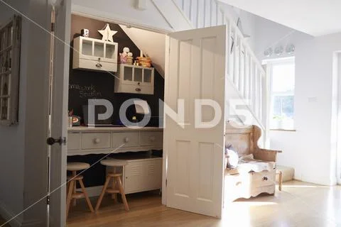 Under Stairs Home Office In Contemporary Family Home Stock-Fotos