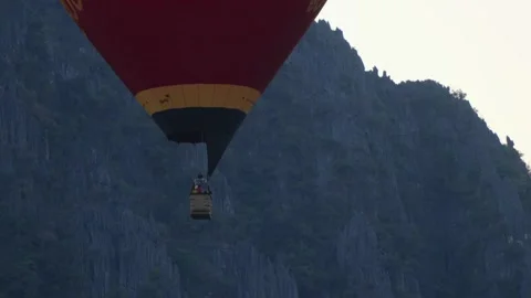 Undercarriage of hot air baloon Stock Footage 329552193