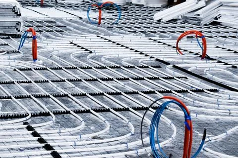 Underfloor heating  system with white pipes during construction Foto stock