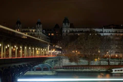 Underground, Mtro train, running on the Bir-Hakeim bridge over the Seine rive Stock-Fotos