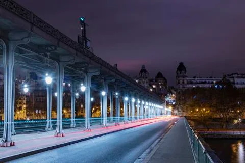Underground, Mtro train, running on the Bir-Hakeim bridge over the Seine rive Stock-Fotos