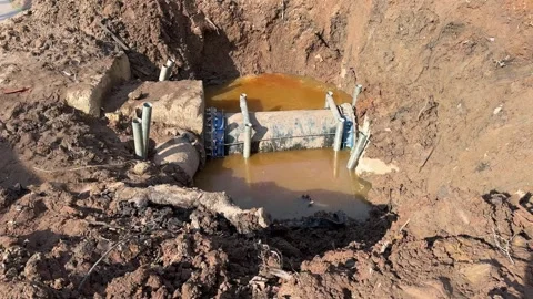 Underground pipeline junction immersed in muddy excavation fluid during ess.. Video stock 337287164