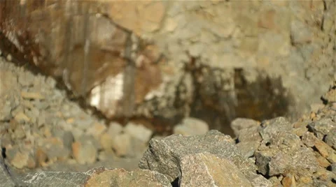 Underground river flows from a granite wall. Video stock 8558007