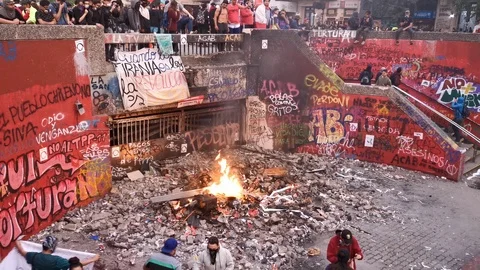 Underground station looted by protesters during latest riots at Santiago city Vidéo 119566086