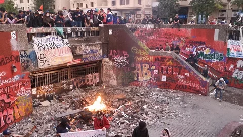 Underground station looted by protesters during latest riots at Santiago city Vidéo 119570703