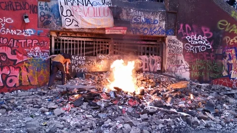 Underground station looted by protesters during latest riots at Santiago city Vidéo 119572817