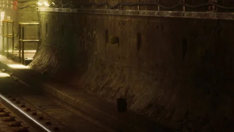 Underground train station with empty platform and dim lighting Vídeos de archivo 344966994