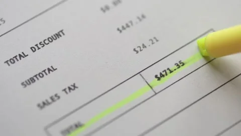 Underlining With Marker the Total of a Invoice Bill Closeup Stockbeeldmateriaal 255991839