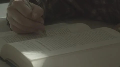 Underlining words in a book Stockbeeldmateriaal 143843283