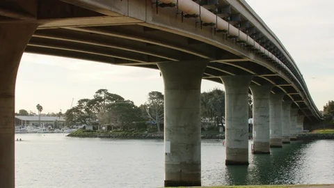 Underneath a bay bridge Vídeo Stock 121736089