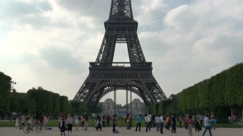 Underneath the Eiffel Tower with lot of tourists Vídeos de archivo 40337193