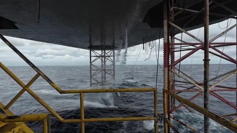 Underneath Jack Up Drilling Rig In The Ocean Vidéo 337076562