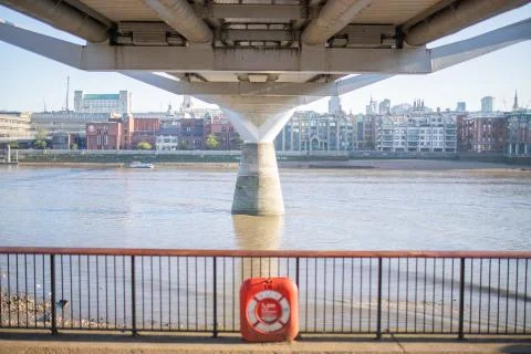 Underneath Millenium Bridge with the River Thames Below Stock-Fotos