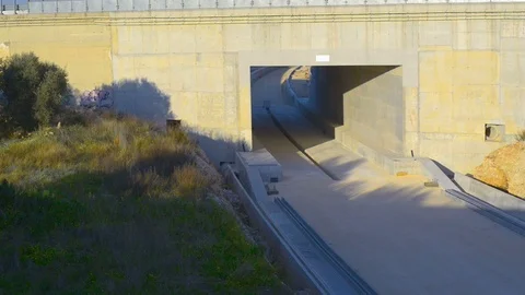 Underpass and tunnel for the construction of a new railway line. Detail of se Vídeo Stock 120530865