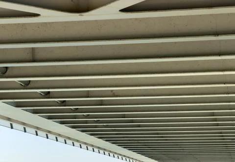 Underside modern architectural structure with parallel beams Stockfoto's