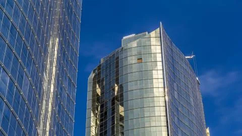 Underside panoramic and perspective view to steel glass high rise building sk Fotos de archivo