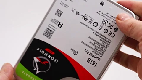 Understanding HDD Hard Disk Drive functionality and benefits in digital storage 스톡 동영상 304507547