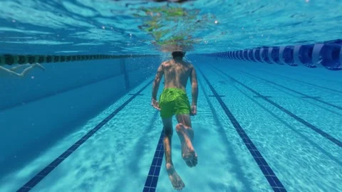 Underwater Back View of Boy Swimming in Swimming Pool Vídeos de archivo 342020542