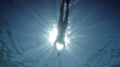 Underwater background. Blue surface, floating plankton and swimming man. Vídeo Stock 40302536