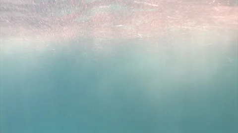 Underwater bubbles in sun near surface of water of ocean. Stock-Footage 232976853