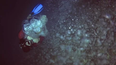 Underwater circle panorama of diver which releases bubbles. Maldives Stock Footage 171376480