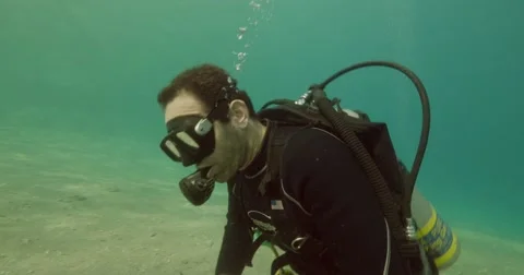 Underwater diver join group 4K Stockbeeldmateriaal 49893646