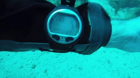 Underwater diver's watch while he's swimming 스톡 동영상 119132415