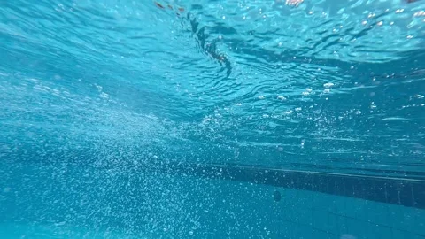 Underwater Serenity: A Captivating View Beneath the Surface of the Crystal-Clear 库存影片 330100313