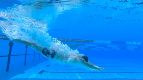 Underwater shot of swimmer diving into pool 動画素材 199035003