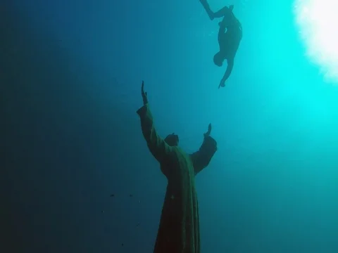 Underwater Statue: Jesus Stockbeeldmateriaal 76036368