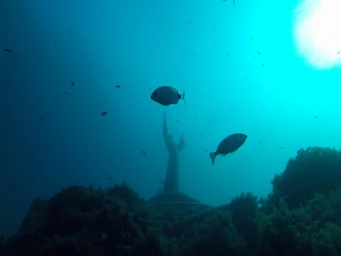 Underwater Statue: Jesus Stockbeeldmateriaal 76043685