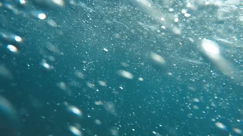Underwater view of air bubbles in the ocean 库存影片 75391089