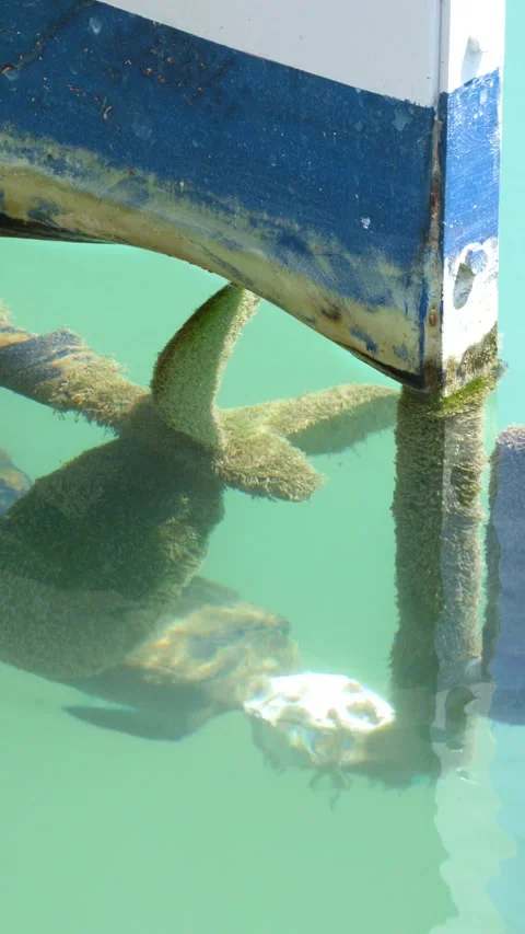 Underwater View of Boat Propeller and Hull in Turquoise Water Vídeos de archivo 342575466