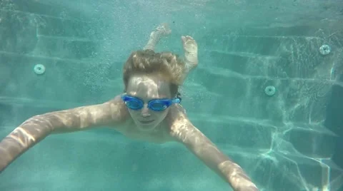 Underwater view. The boy in the pool. Moving the camera. Video stock 65882007