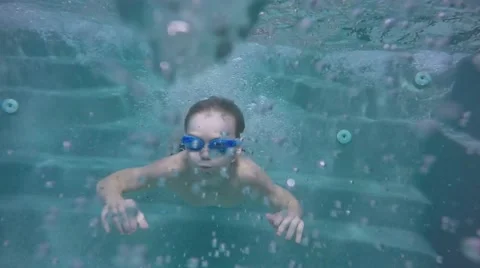 Underwater view. The boy in the pool. Moving the camera. Video stock 65882070