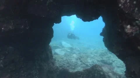 Underwater View of A Diver Swimming Through A Coral Reef 5 스톡 동영상 19090862