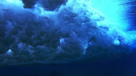 Underwater view of the ocean wave breaking over the reef Vídeo Stock 141643255