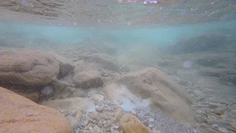 Underwater View of a Rocky Riverbed with Bubbles and Splashes Vídeo Stock 305236032