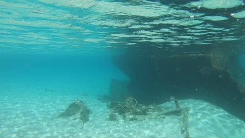Underwater view of rusty shipwreck in clear aquamarine water in Hawaii Video stock 118659779
