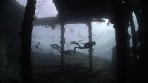 Underwater view on a shipwreck 스톡 동영상 208573960