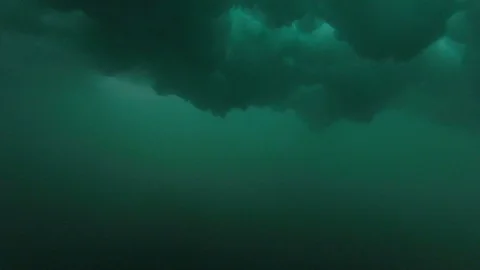 Underwater view of turbulent waves breaking at the beach, slow motion. Video stock 102561655