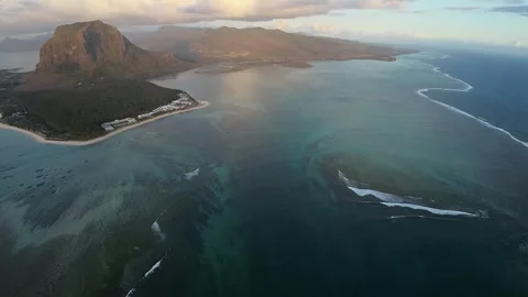 Underwater Waterfall with LagoonFlight Stockbeeldmateriaal 293202900