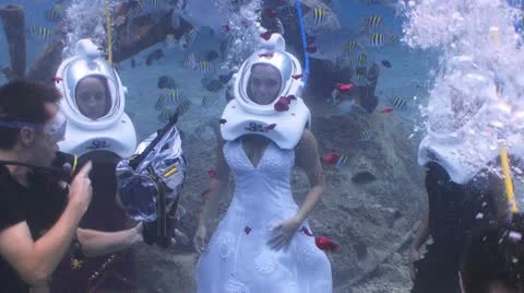 Underwater wedding IV Vídeo Stock 9967819